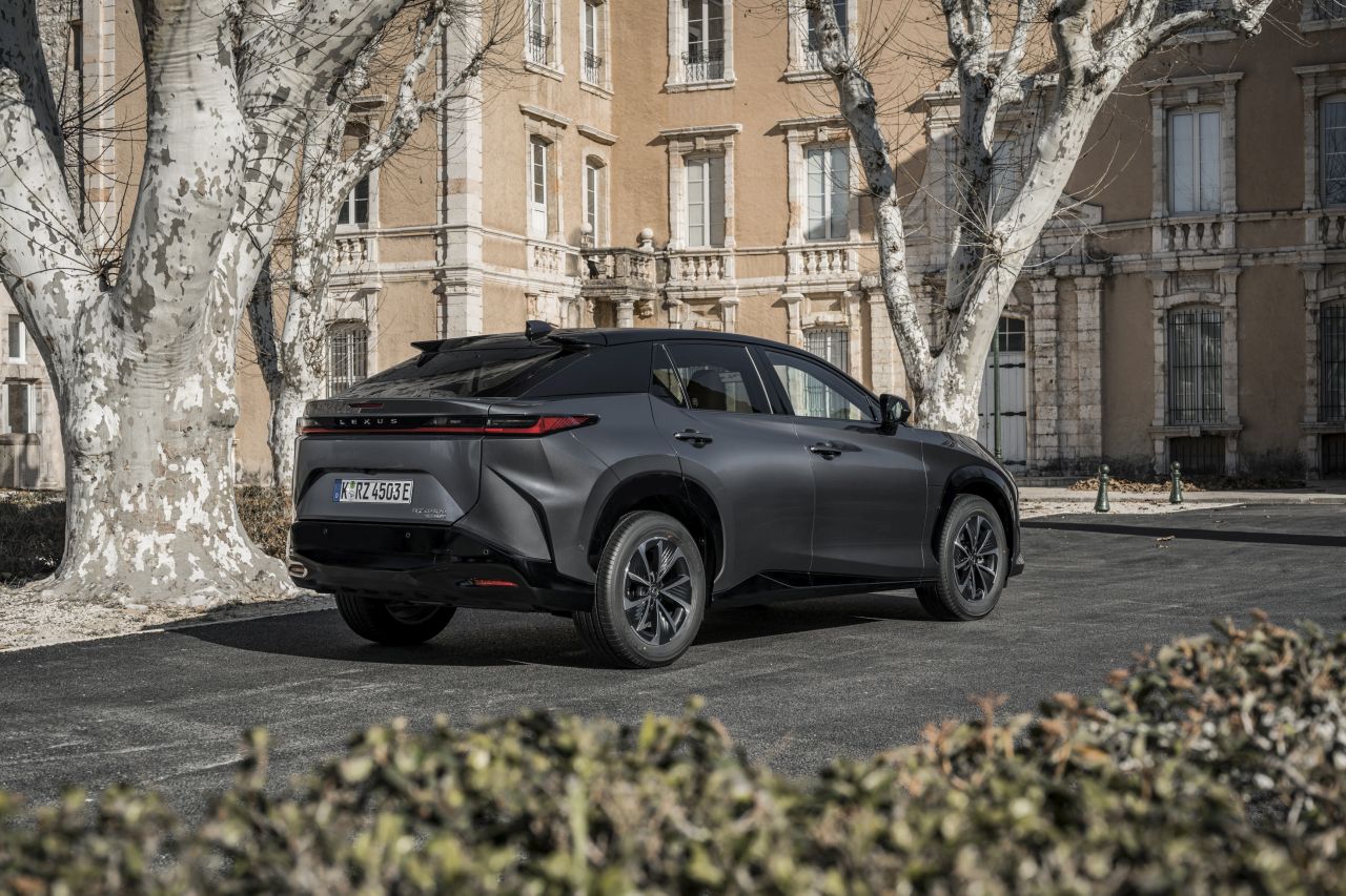 Lexus RZ I (EBM) Crossover - zdjęcie poglądowe