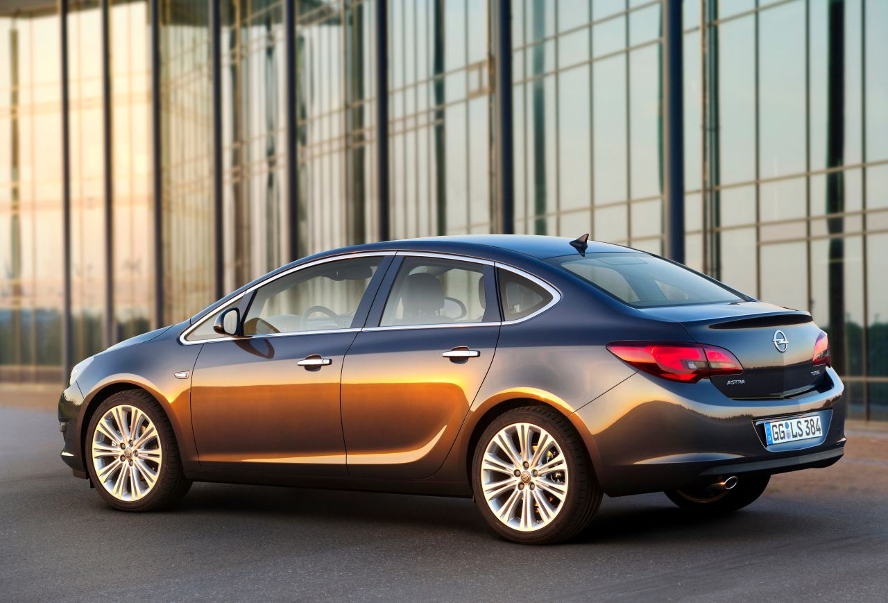 Opel Astra J Sedan - zdjęcie poglądowe