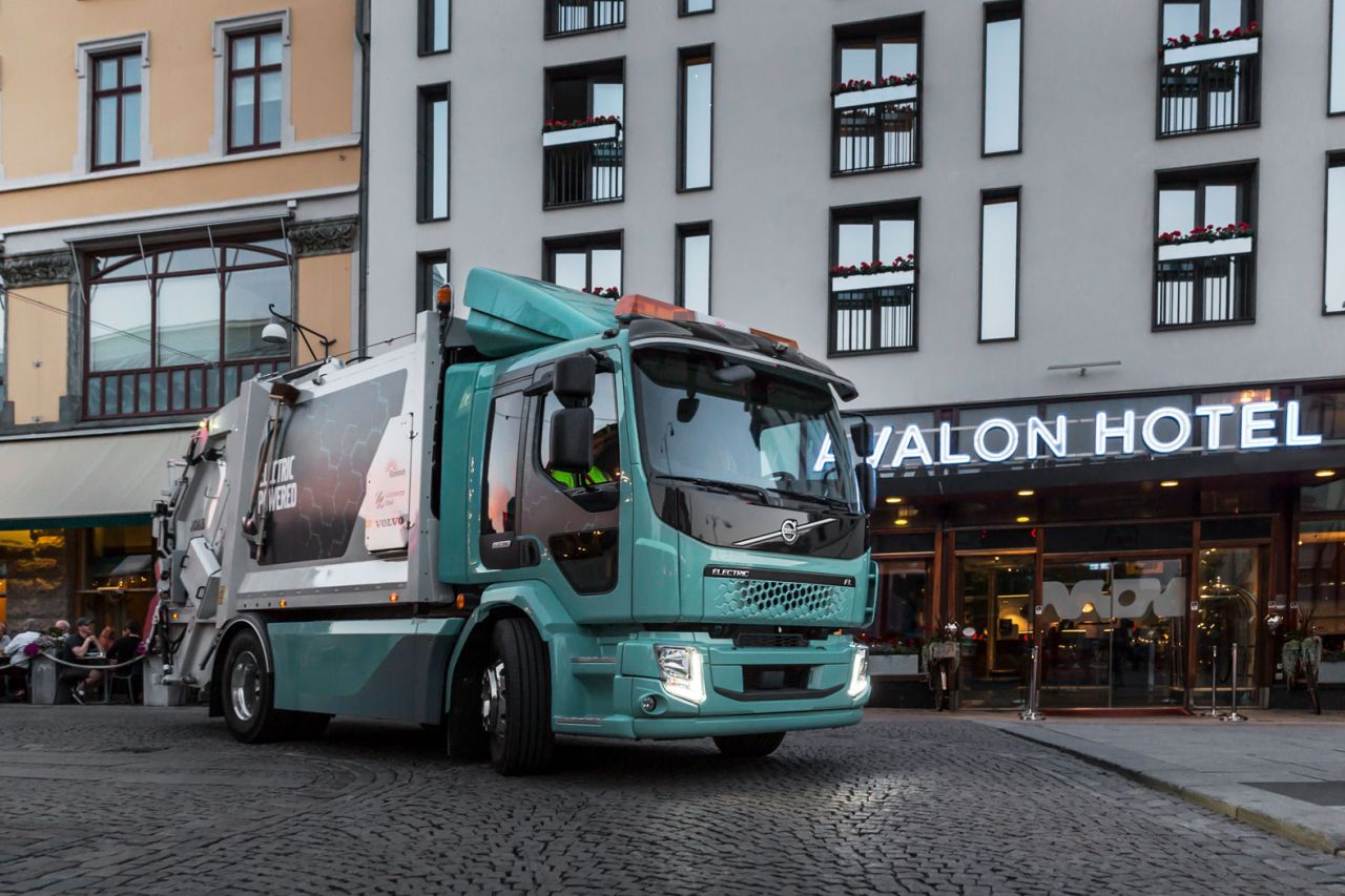 Elektryczna śmieciarka na bazie modelu Volvo FL